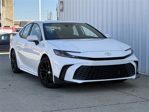 Used 2025 Toyota Camry SE w/ Convenience Package image 2