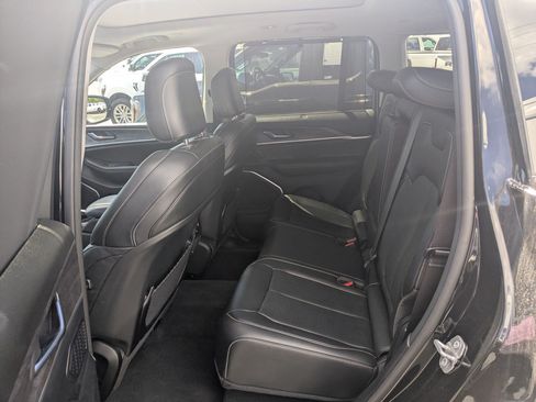 Used 2022 Jeep Grand Cherokee Limited w/ Luxury Tech Group II AWD/4WD image 29