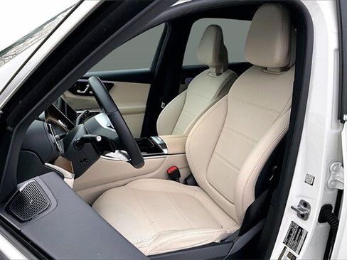 Used 2025 Mercedes-Benz GLC 300 4MATIC image 11