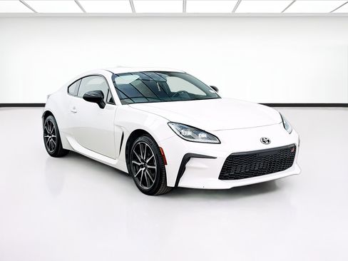 Used 2024 Toyota GR86 RWD image 3