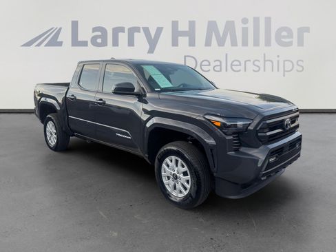 Certified 2025 Toyota Tacoma SR5 AWD/4WD image 7