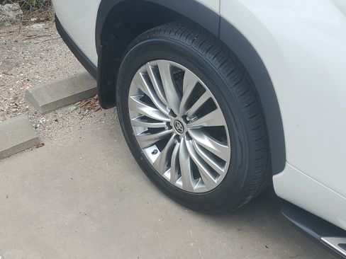 Certified 2024 Toyota Highlander Platinum FWD image 4