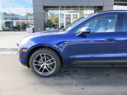Used 2022 Porsche Macan image 2