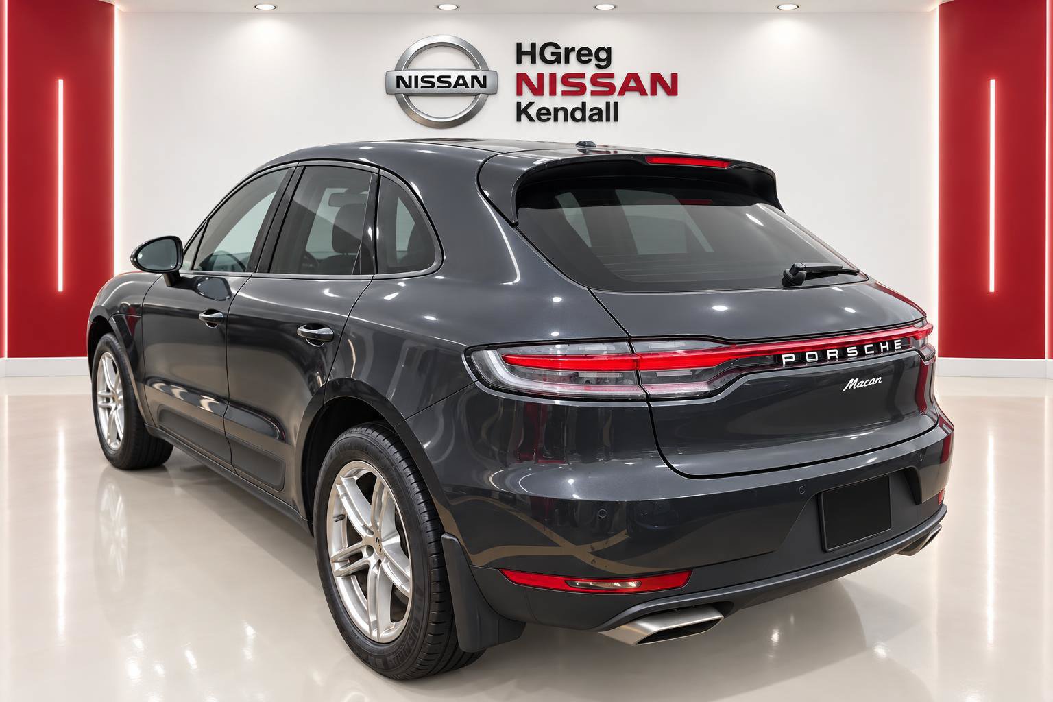 Used 2021 Porsche Macan AWD/4WD image 2