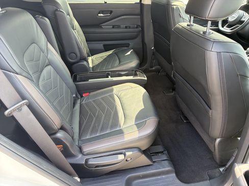 Used 2023 Nissan Pathfinder Platinum w/ Lighting Package (N93) FWD image 16