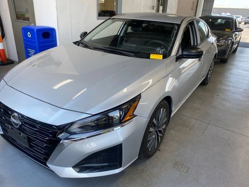 Used 2024 Nissan Altima 2.5 SV FWD image 2