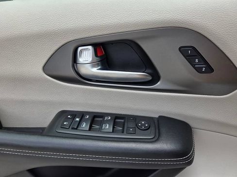Used 2023 Chrysler Pacifica Touring-L FWD image 20