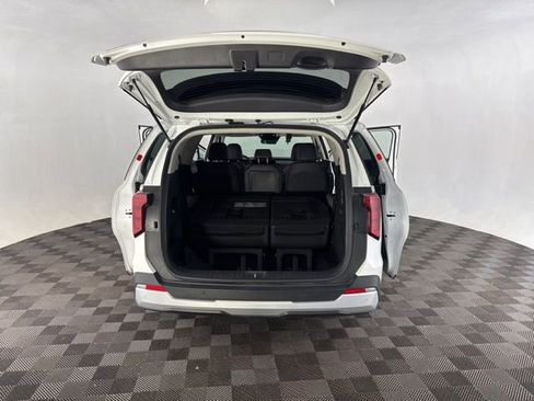 Used 2025 Kia Carnival image 19
