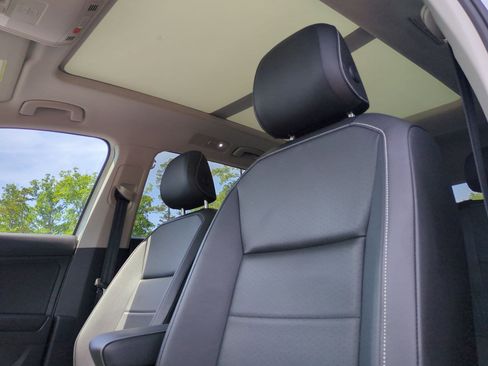 Used 2021 Volkswagen Tiguan SE w/ Panoramic Sunroof Package AWD/4WD image 16
