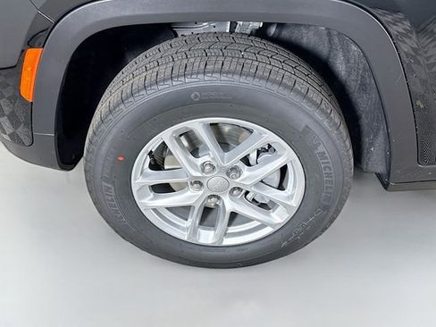 New 2025 Jeep Grand Cherokee Laredo w/ Luxury Tech Group I image 30