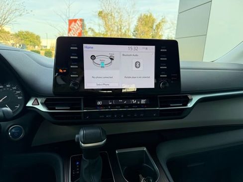 Used 2023 Toyota Sienna XLE image 26