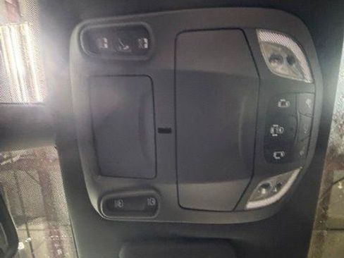 Certified 2025 Chrysler Pacifica Limited FWD image 24