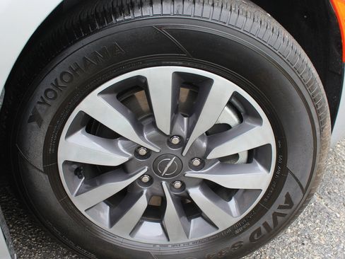 Used 2024 Chrysler Pacifica Select image 62