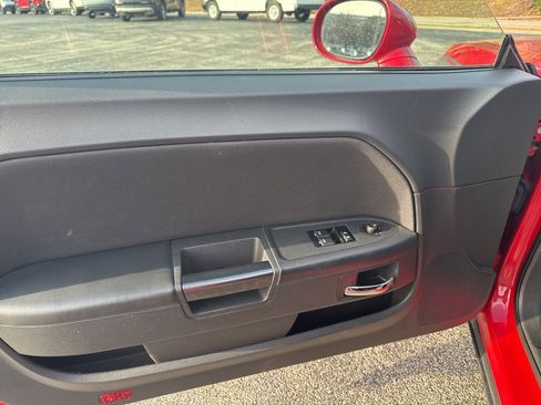 Used 2013 Dodge Challenger SXT image 8