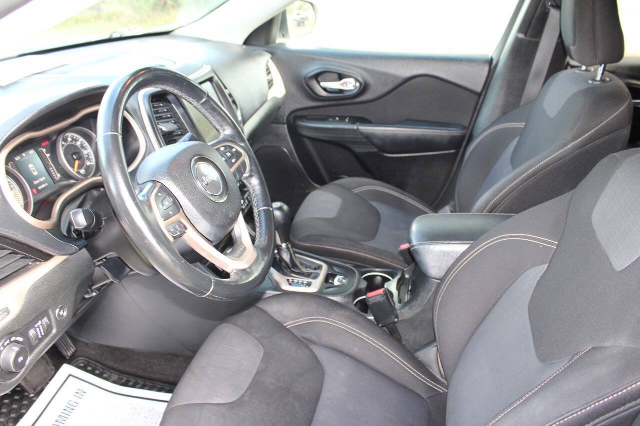 Used 2015 Jeep Cherokee Latitude w/ Comfort/Convenience Group AWD/4WD image 19