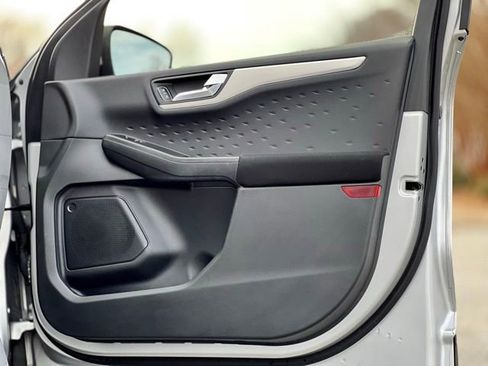 Used 2020 Ford Escape SE image 22