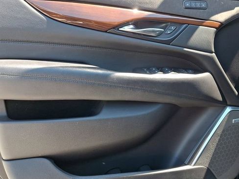 Used 2019 Cadillac Escalade Luxury AWD/4WD image 14