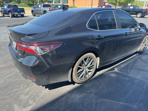 Used 2021 Toyota Camry SE w/ Cold Weather Package image 6