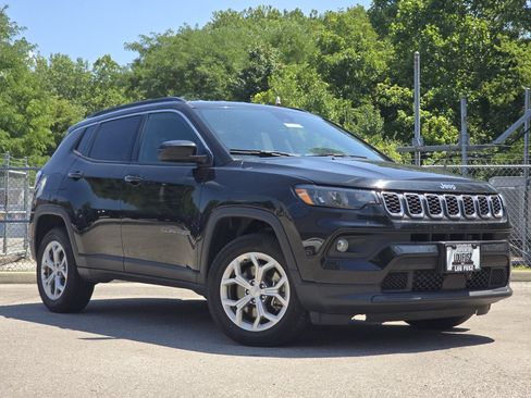 Used 2024 Jeep Compass Latitude AWD/4WD image 1