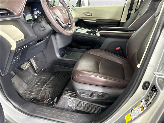 Used 2022 Toyota Sienna Platinum FWD image 11