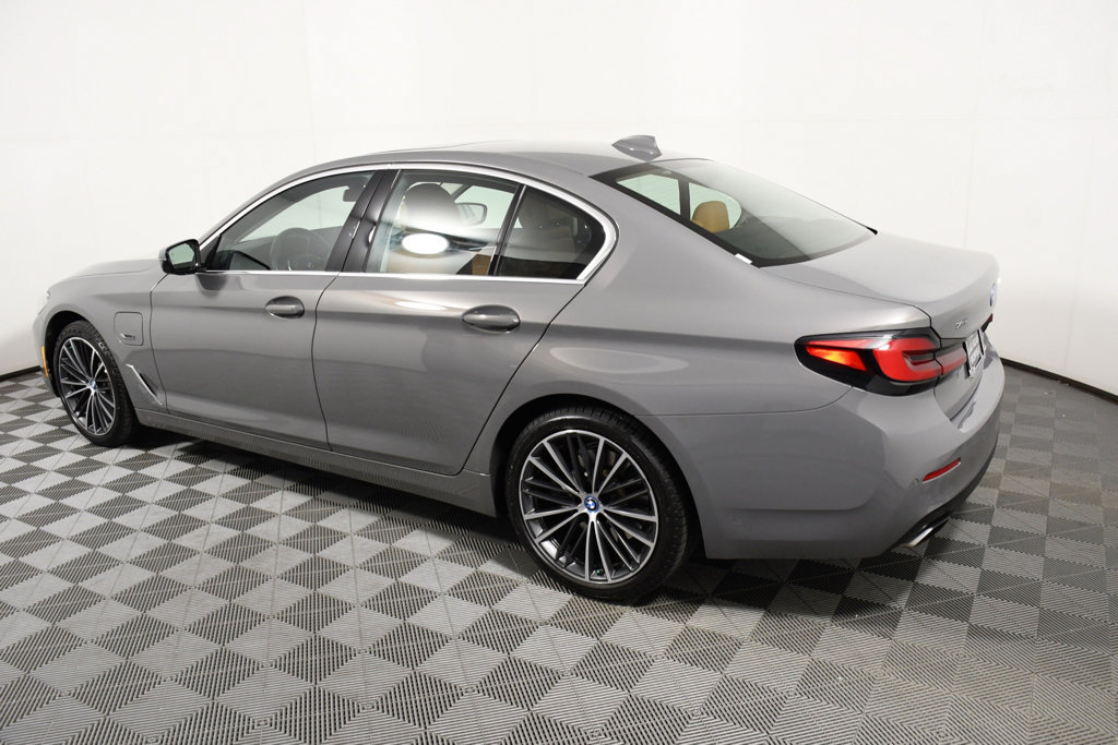 Used 2022 BMW 530e xDrive w/ Premium Package AWD/4WD image 3