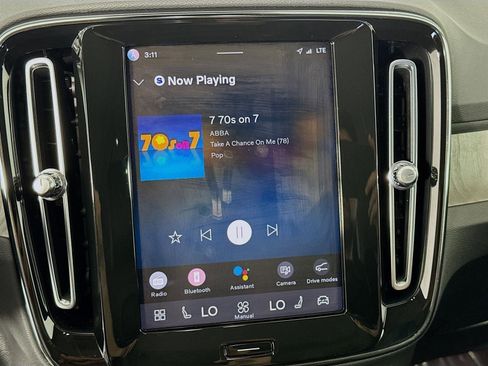 Used 2023 Volvo XC40 B4 Ultimate image 16