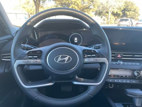 Used 2025 Hyundai Elantra SEL image 30