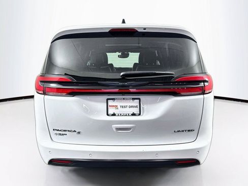 Used 2025 Chrysler Pacifica Limited FWD image 12