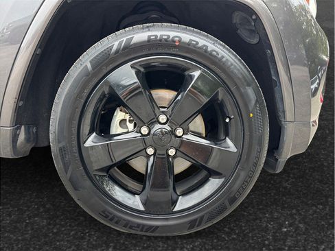 Used 2015 Jeep Grand Cherokee Altitude RWD image 12