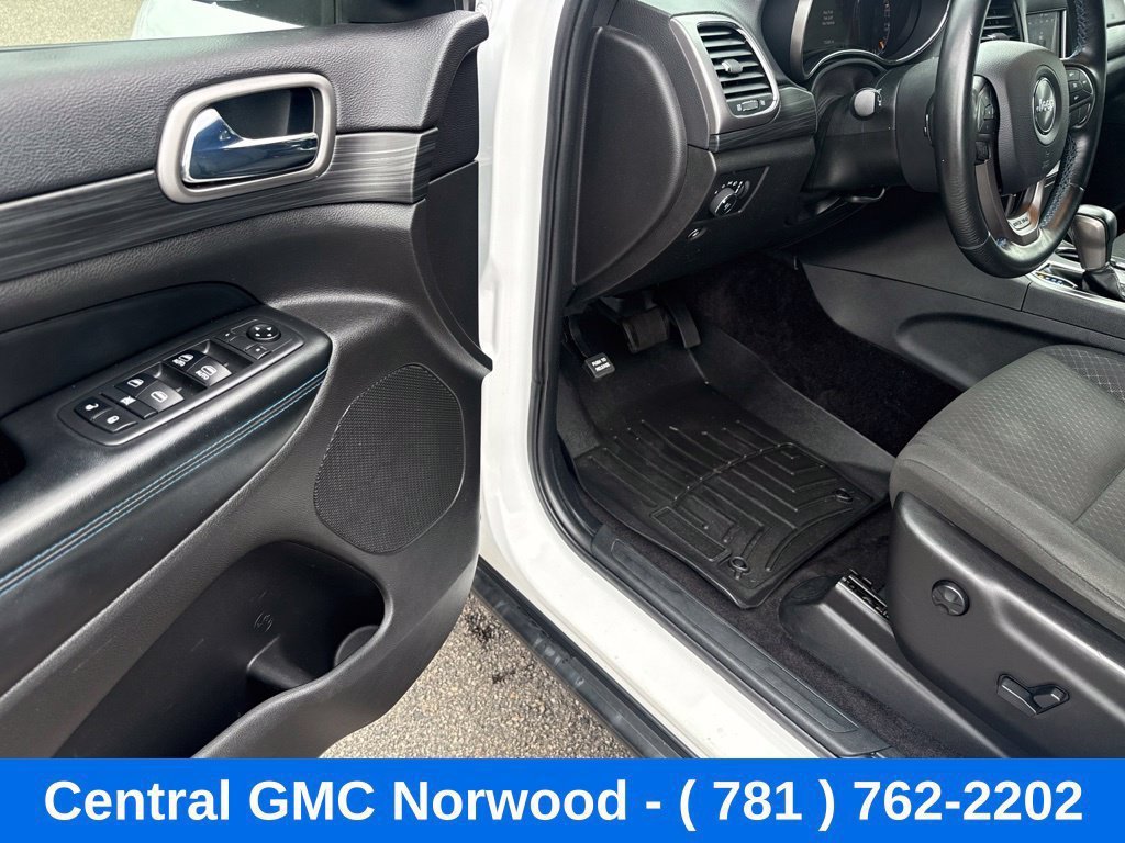 Used 2019 Jeep Grand Cherokee Laredo AWD/4WD image 13