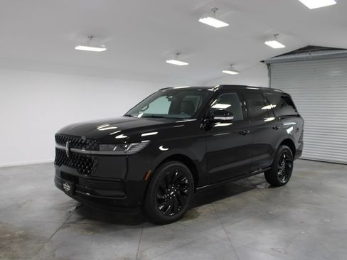 New 2027 Lincoln Navigator Reserve w/ Jet Appearance Package AWD/4WD image 3