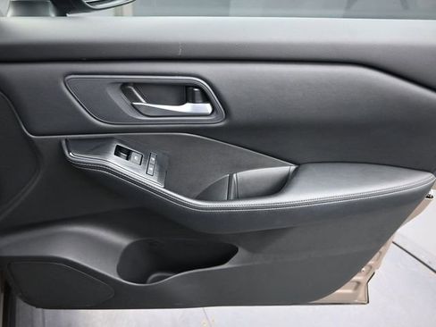 Used 2025 Nissan Rogue SV image 25