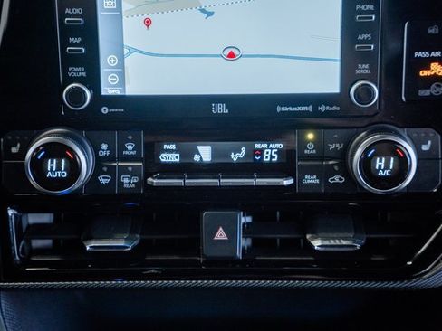 Used 2022 Toyota Highlander XSE image 23