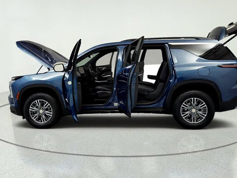 Used 2025 Chevrolet Traverse LT w/ Driver Confidence Package FWD image 10