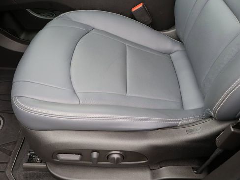 Used 2023 Buick Enclave Essence w/ Sport Touring Edition image 18