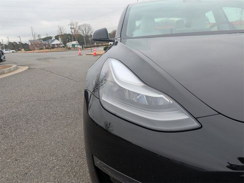 Used 2021 Tesla Model 3 Standard Range Plus image 9