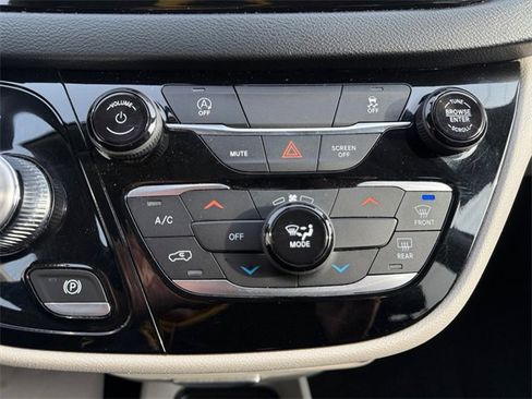 Used 2020 Chrysler Voyager Lxi image 29