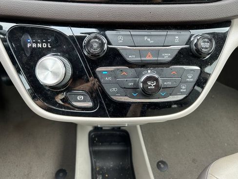 Used 2019 Chrysler Pacifica Touring-L FWD image 28