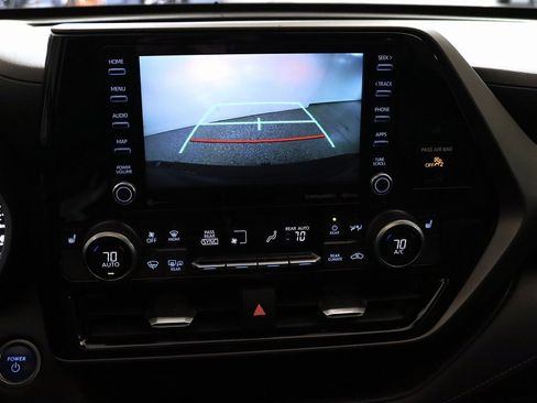 Used 2020 Toyota Highlander XLE image 21
