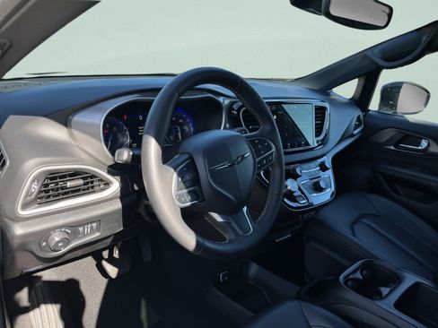 Used 2025 Chrysler Pacifica Select FWD image 17