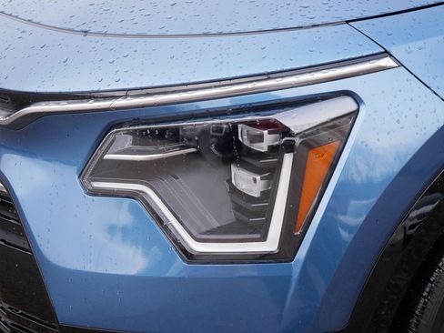 Used 2023 Kia Niro SX Touring image 16