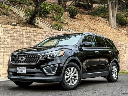 Used 2017 Kia Sorento LX image 2