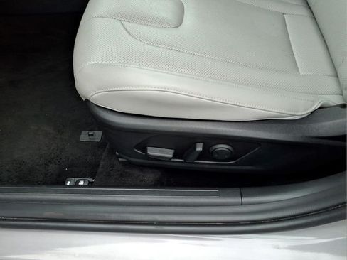 Used 2025 Hyundai Elantra Limited FWD image 21