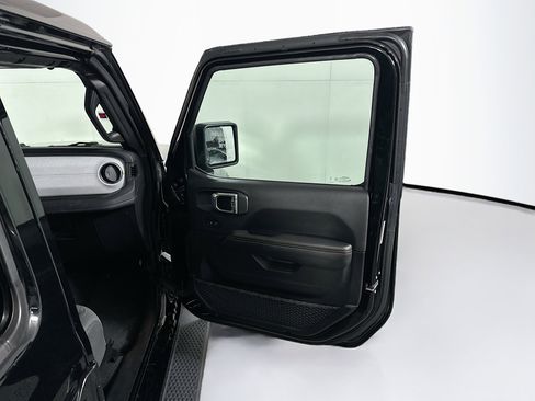 Used 2025 Jeep Wrangler Sahara image 32