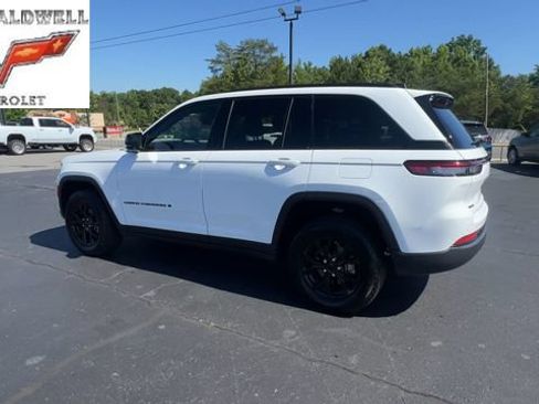 Used 2025 Jeep Grand Cherokee Altitude AWD/4WD image 6