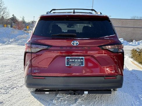 Used 2025 Toyota Sienna LE image 4