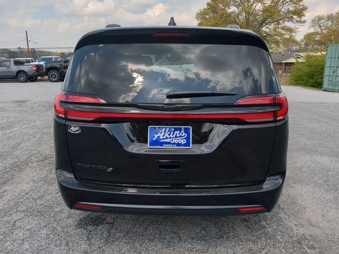 New 2026 Chrysler Pacifica Select image 4