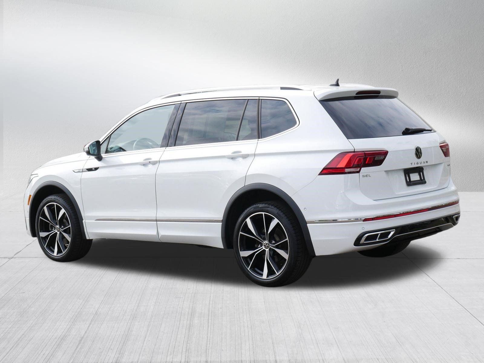 Used 2024 Volkswagen Tiguan SEL R-Line AWD/4WD image 5