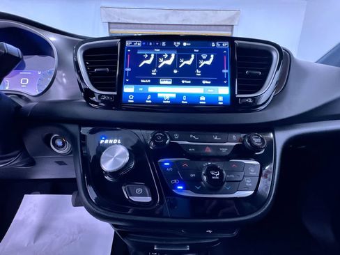 Used 2026 Chrysler Pacifica Select FWD image 30