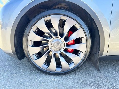 Used 2024 Tesla Model Y Performance AWD/4WD image 3